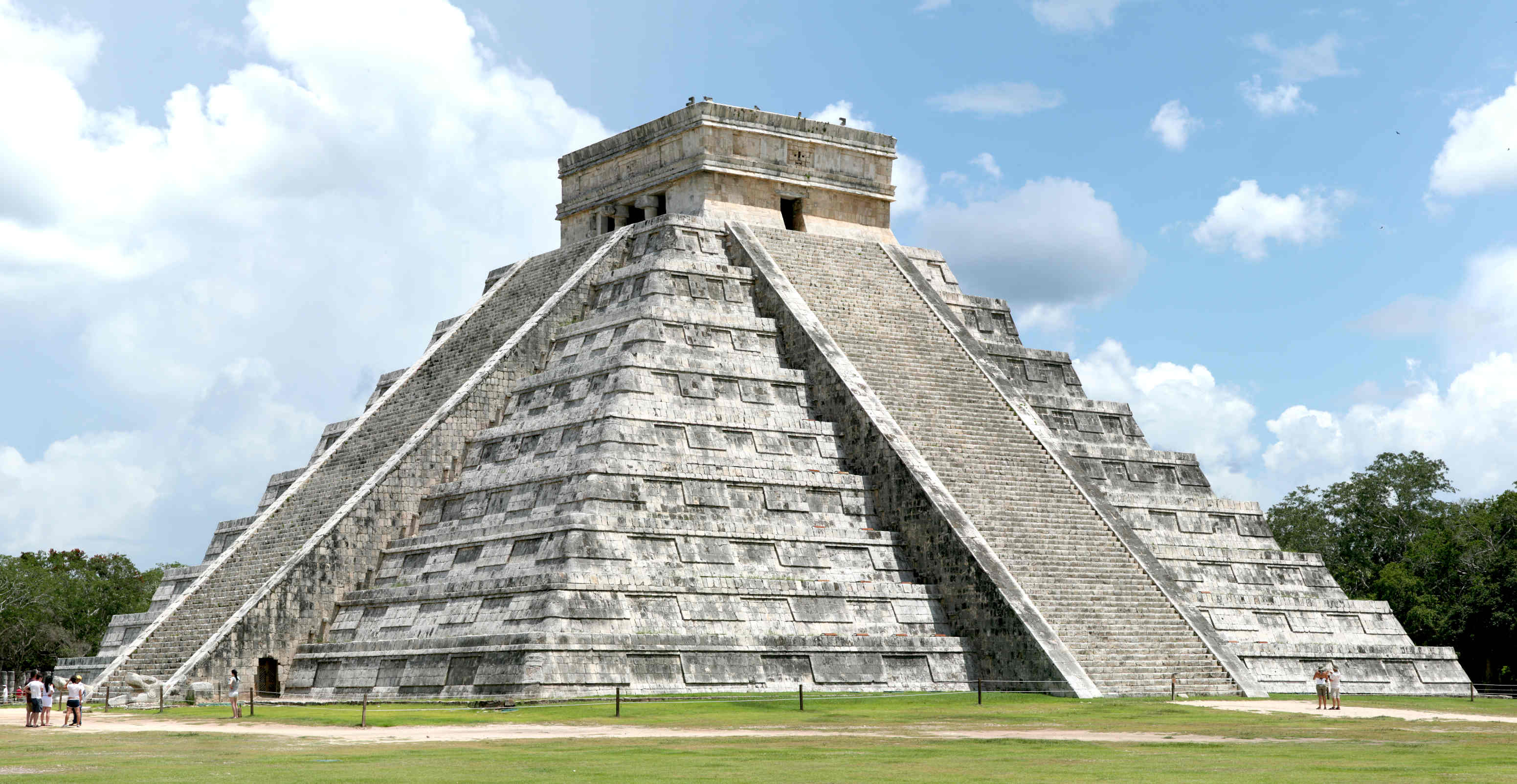 Mayan pyramid at Chichen Itza, Yucatan Peninsular, Mexico