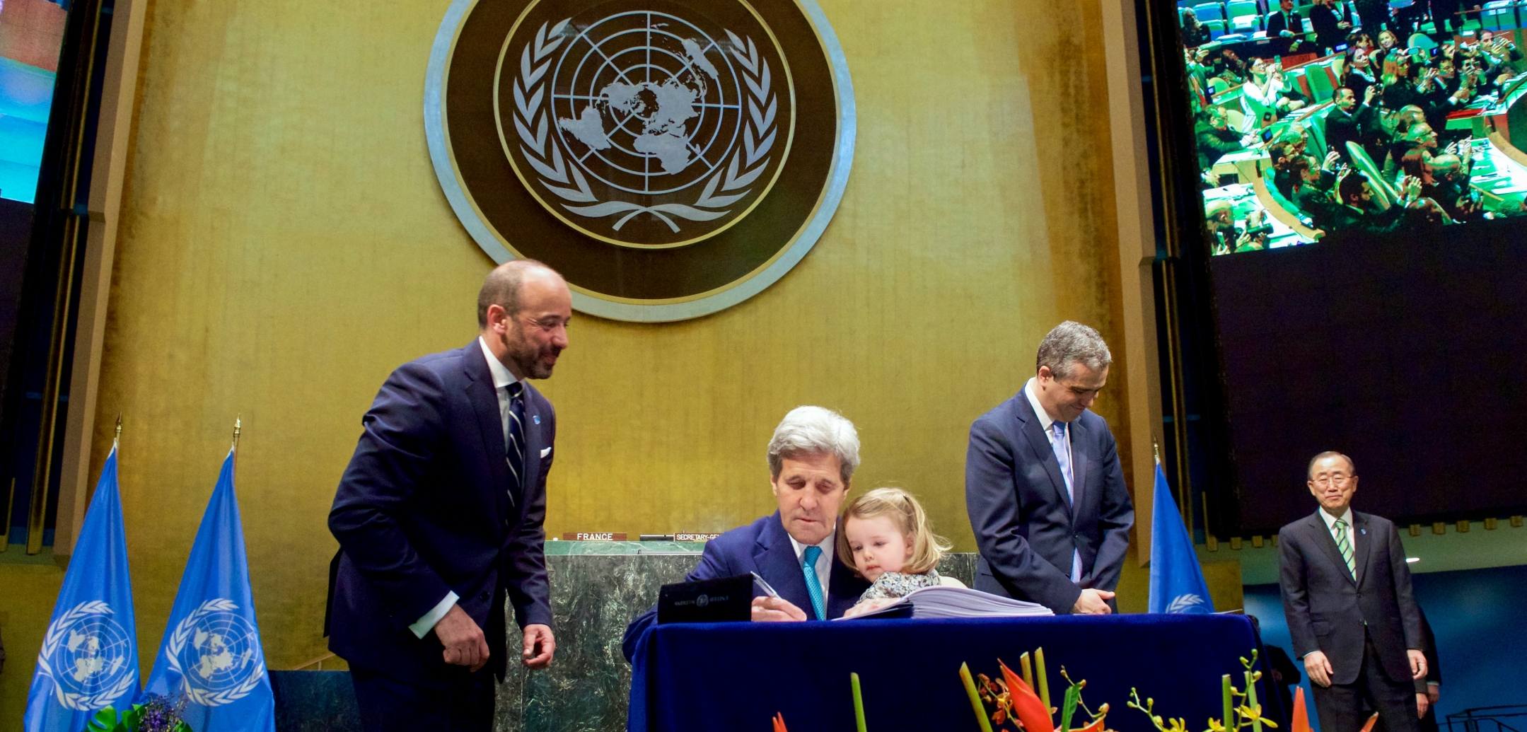 John Kerry signs Paris Agreement